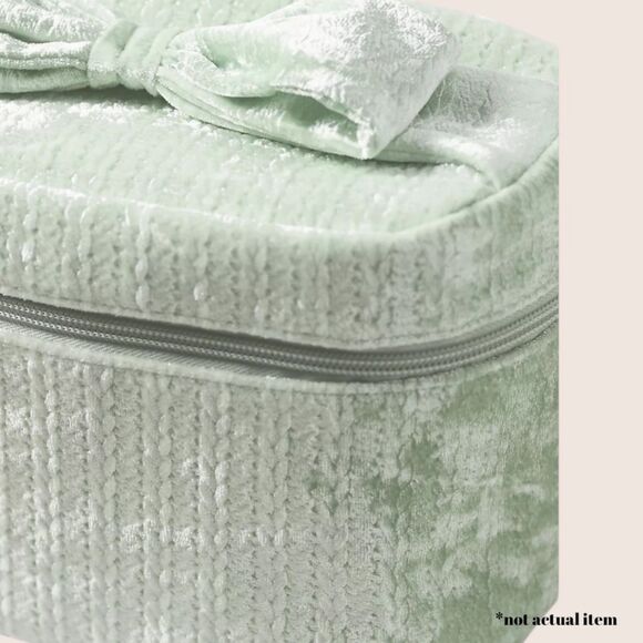 💚 ANTHROPOLOGIE VANITY COSMETIC CASE MINT GREEN VELVET NWT - Picture 2 of 8